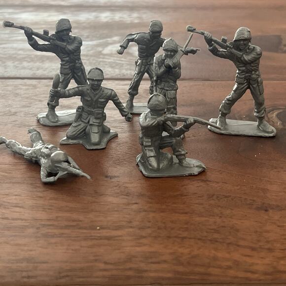 Vintage Gray Army Soldier Men Figures Toys Lot of 7 - Picture 1 of 4